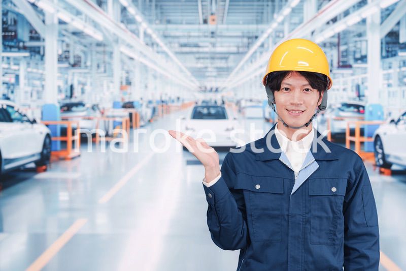 自動車工場で働く若い男性