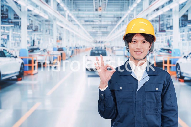 自動車工場で働く若い男性