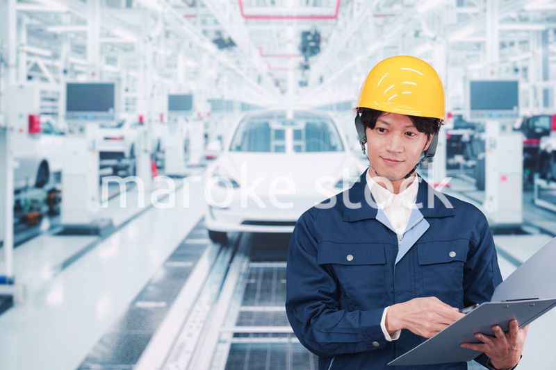 自動車工場で働く若い男性