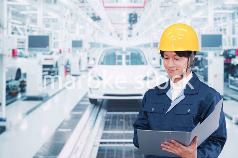 自動車工場で働く若い男性