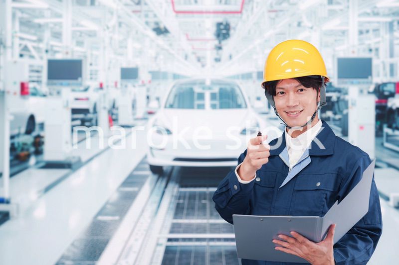 自動車工場で働く若い男性