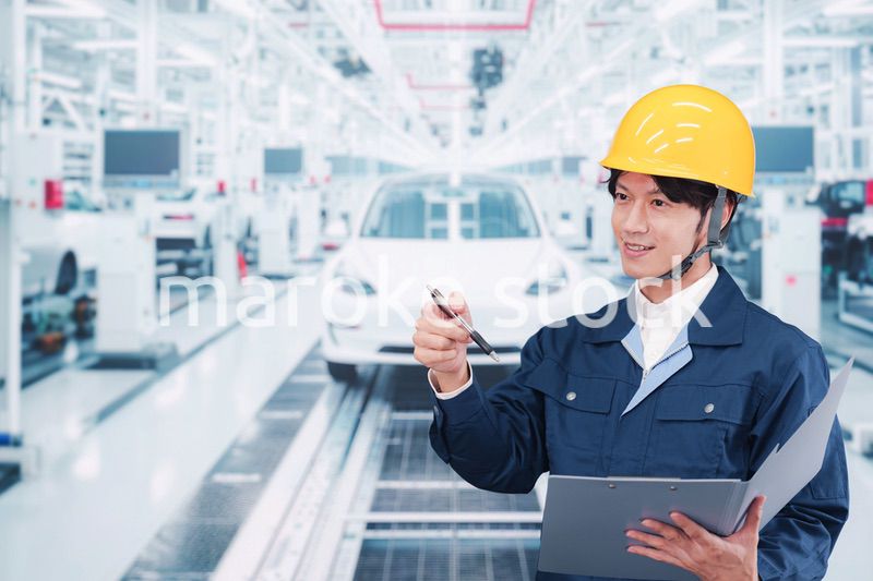 自動車工場で働く若い男性