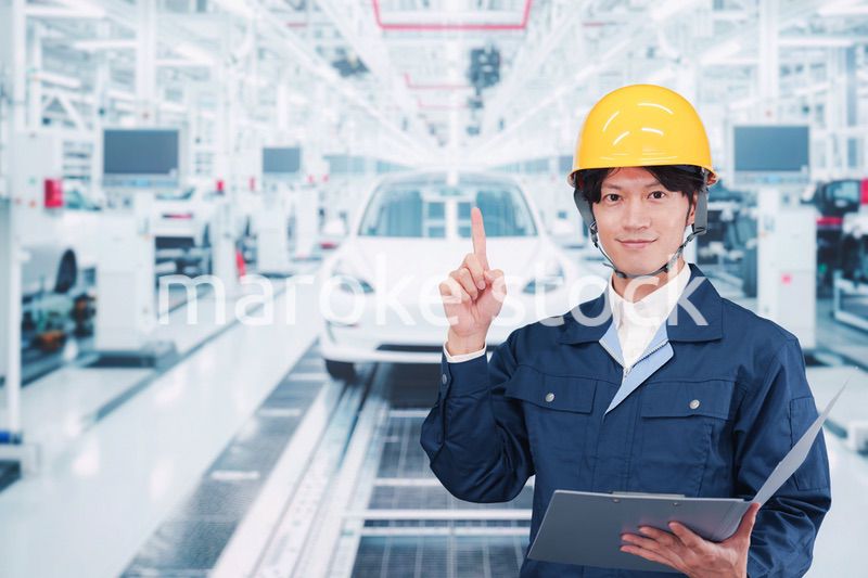自動車工場で働く若い男性