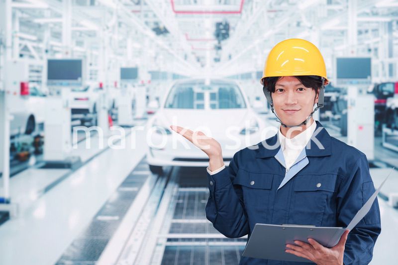 自動車工場で働く若い男性