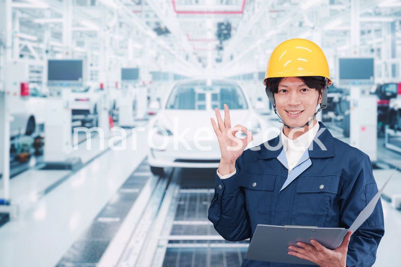 自動車工場で働く若い男性