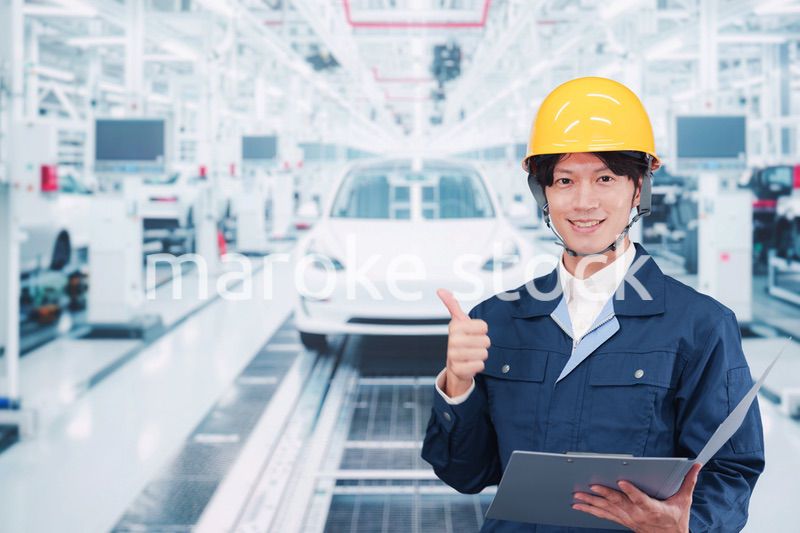自動車工場で働く若い男性