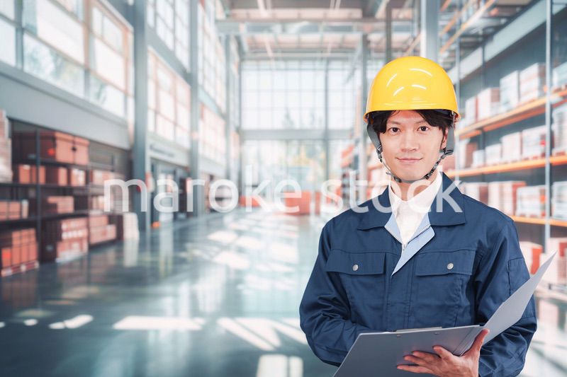 物流倉庫で働く若い男性作業員