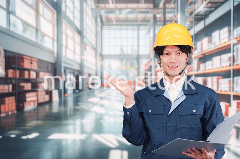 物流倉庫で働く若い男性作業員