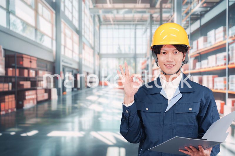 物流倉庫で働く若い男性作業員