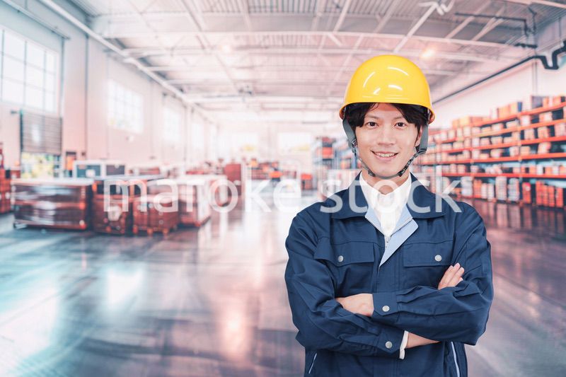 物流倉庫で働く若い男性作業員