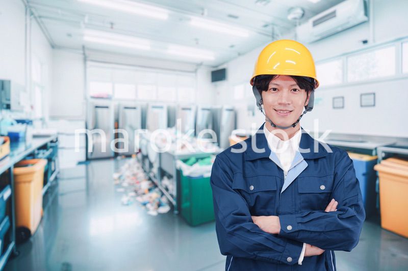 ごみ収集場で作業をする作業服を着た男性