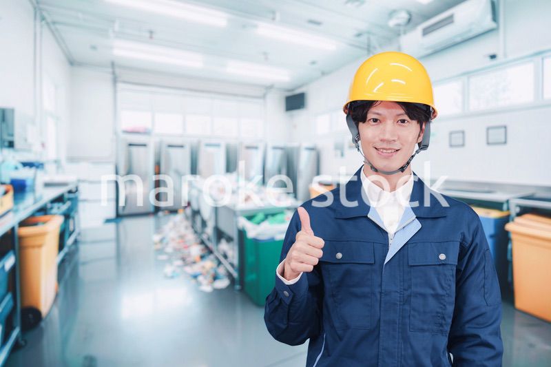 ごみ収集場で作業をする作業服を着た男性