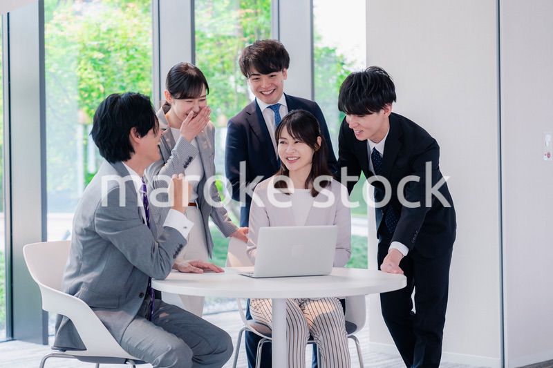 オフィスで笑顔で打ち合わせをするビジネスパーソン