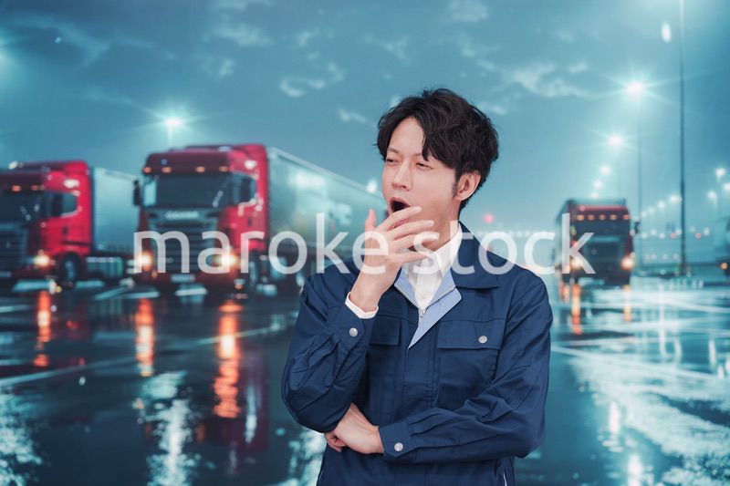 長時間の運転で疲れたトラックドライバー