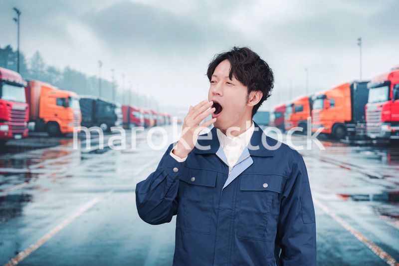 長時間の運転で疲れたトラックドライバー