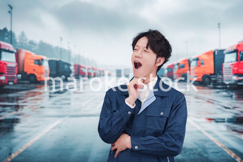 長時間の運転で疲れたトラックドライバー