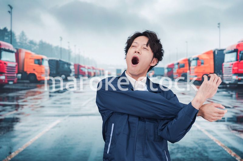 長時間の運転で疲れたトラックドライバー