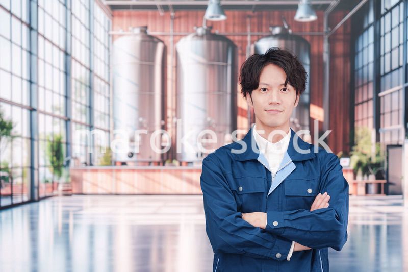 お酒の醸造所で働く男性