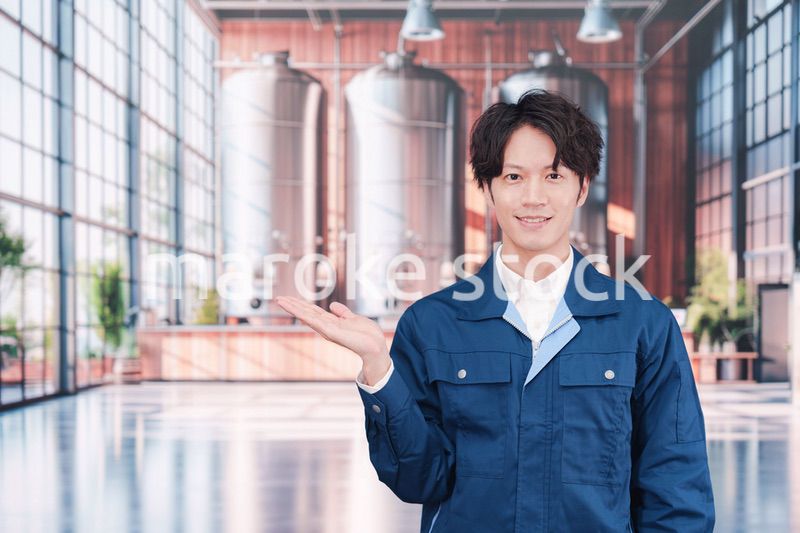 お酒の醸造所で働く男性