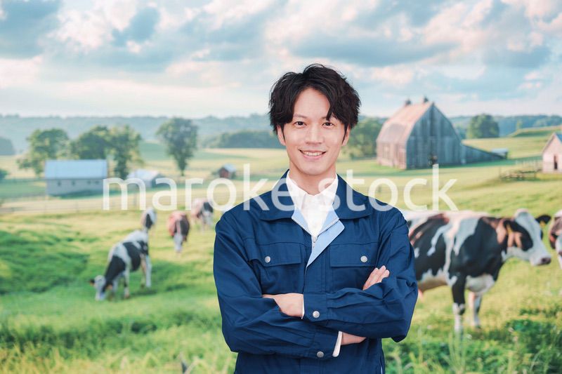 牧場で働く若い男性