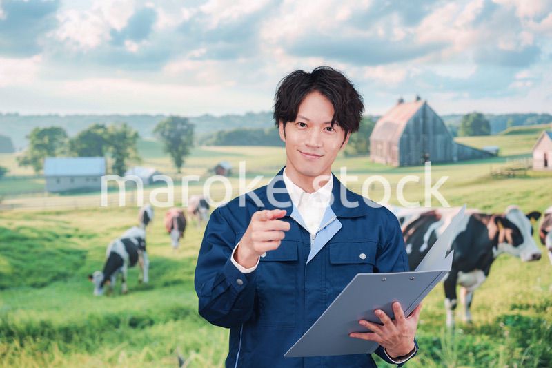 牧場で働く若い男性