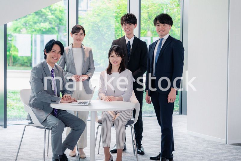 笑顔で働くビジネスパーソン