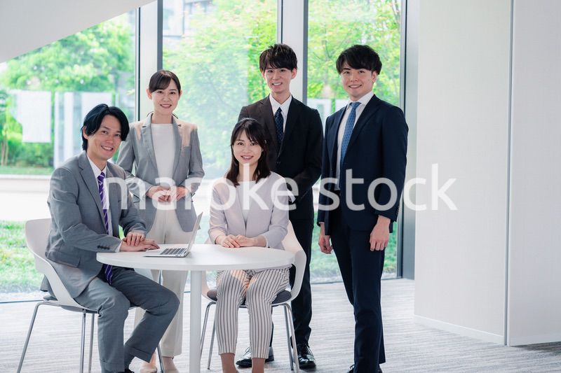 笑顔で働くビジネスパーソン