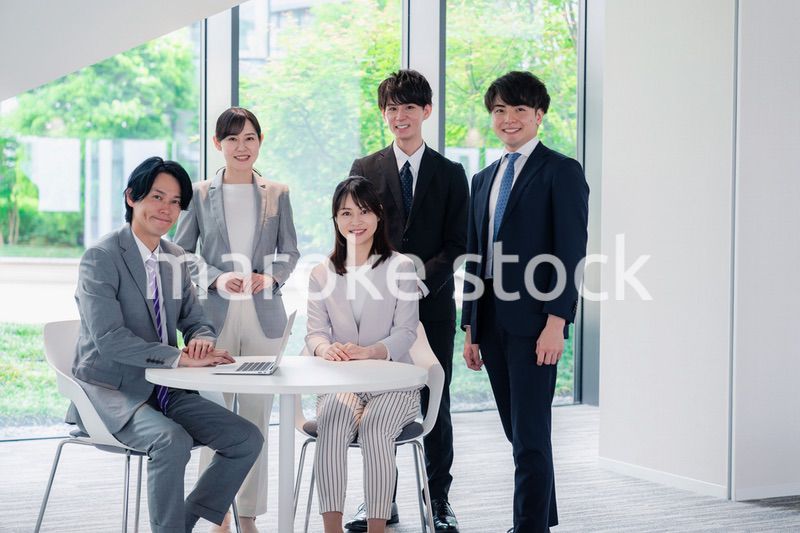 笑顔で働くビジネスパーソン