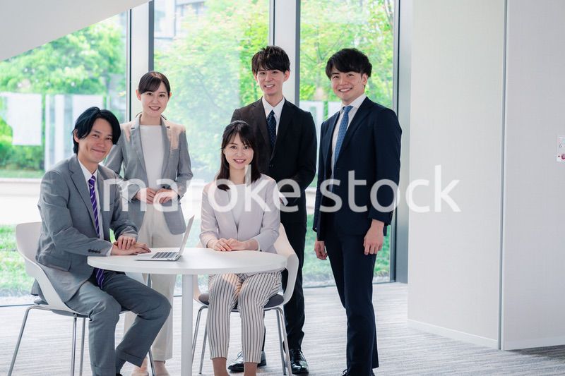 笑顔で働くビジネスパーソン