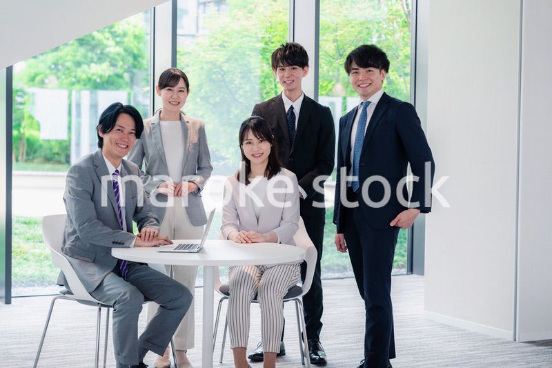 笑顔で働くビジネスパーソン