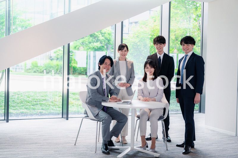 笑顔で働くビジネスパーソン