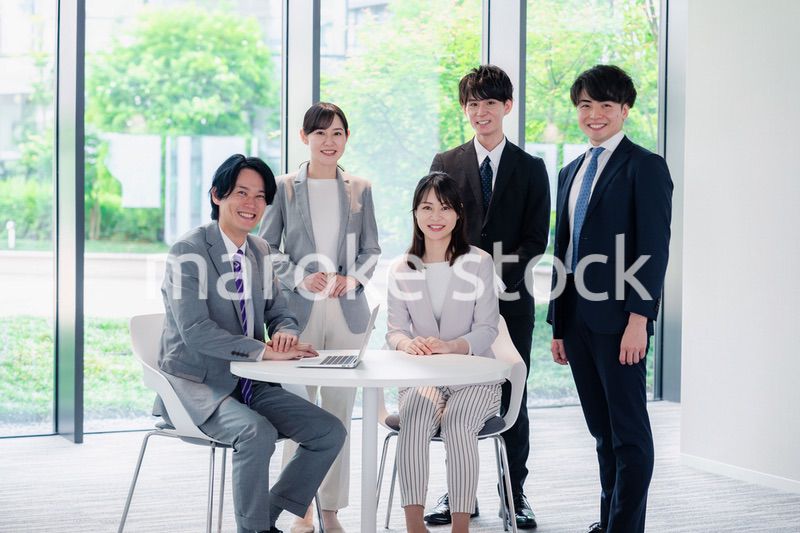 笑顔で働くビジネスパーソン