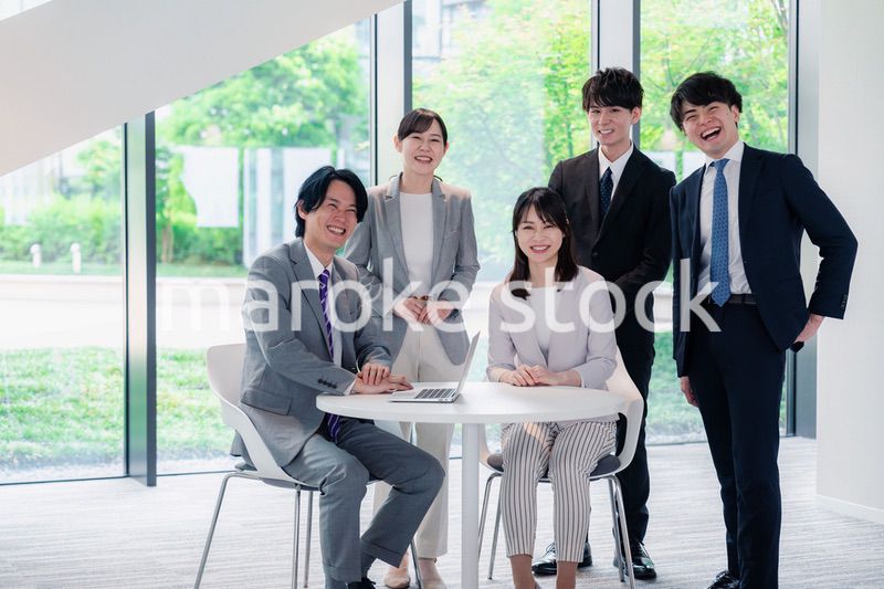 笑顔で働くビジネスパーソン
