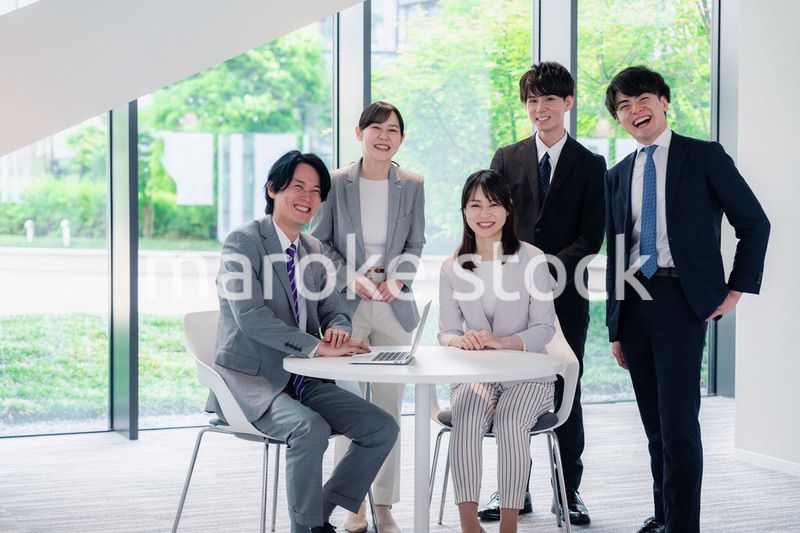 笑顔で働くビジネスパーソン