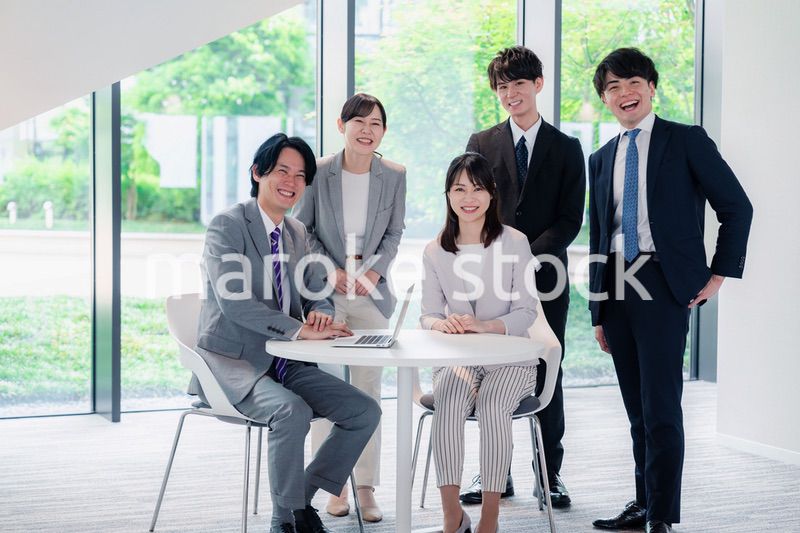 笑顔で働くビジネスパーソン