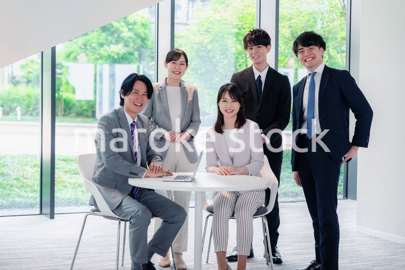 笑顔で働くビジネスパーソン