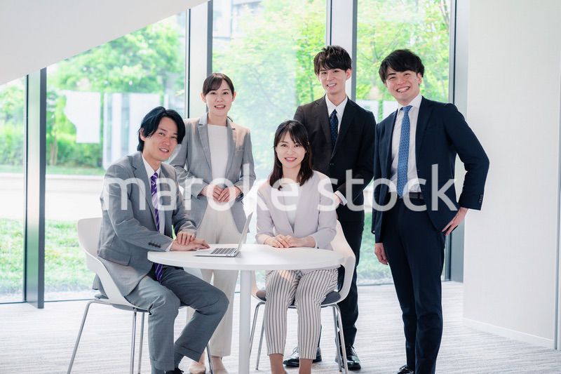 笑顔で働くビジネスパーソン
