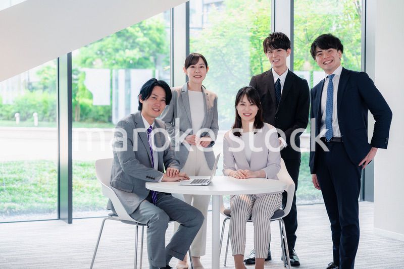 笑顔で働くビジネスパーソン