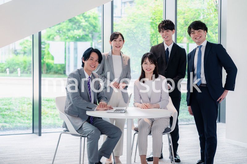笑顔で働くビジネスパーソン