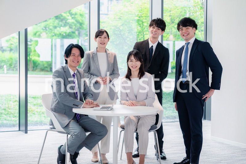 笑顔で働くビジネスパーソン