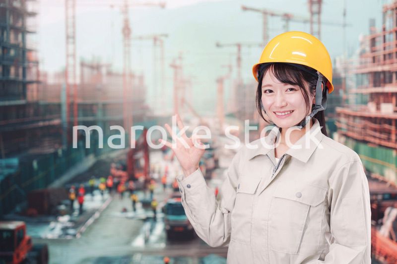 大規模な建設現場で働く若い女性