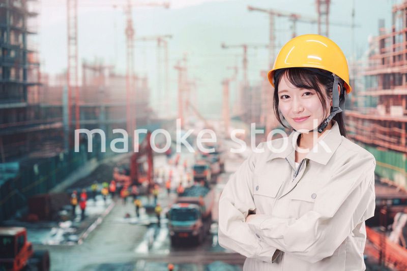 大規模な建設現場で働く若い女性