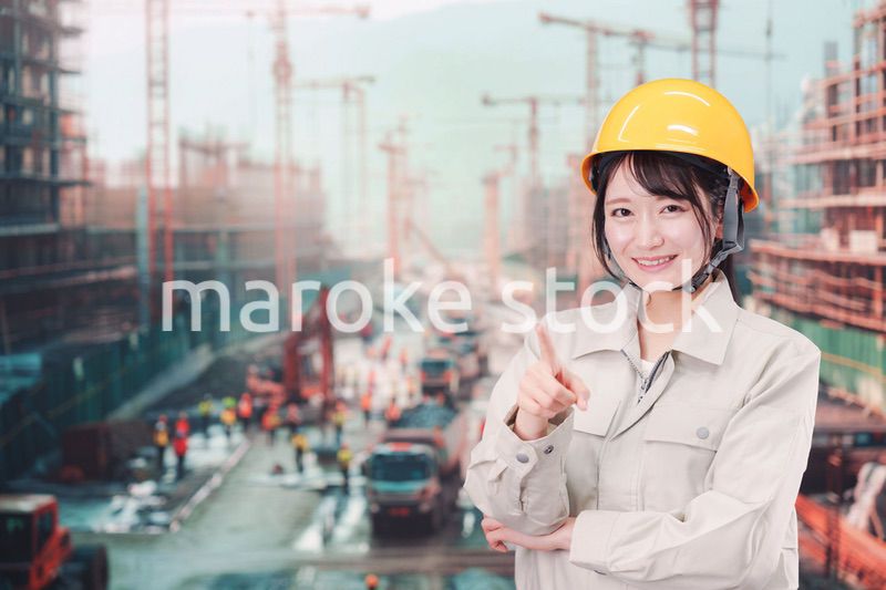 大規模な建設現場で働く若い女性
