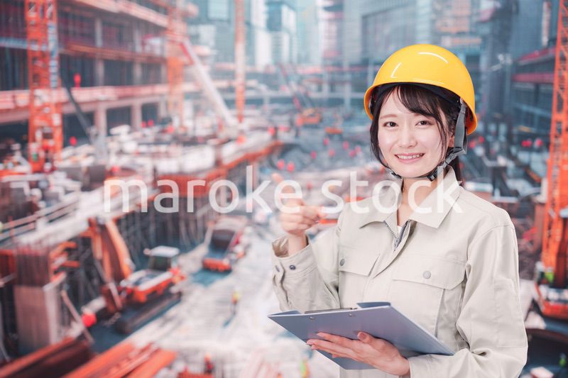 大規模な建設現場で働く若い女性