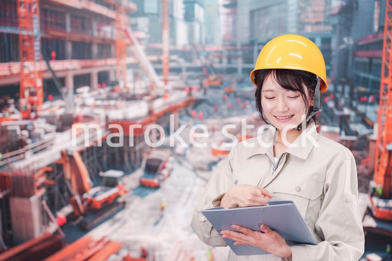 大規模な建設現場で働く若い女性
