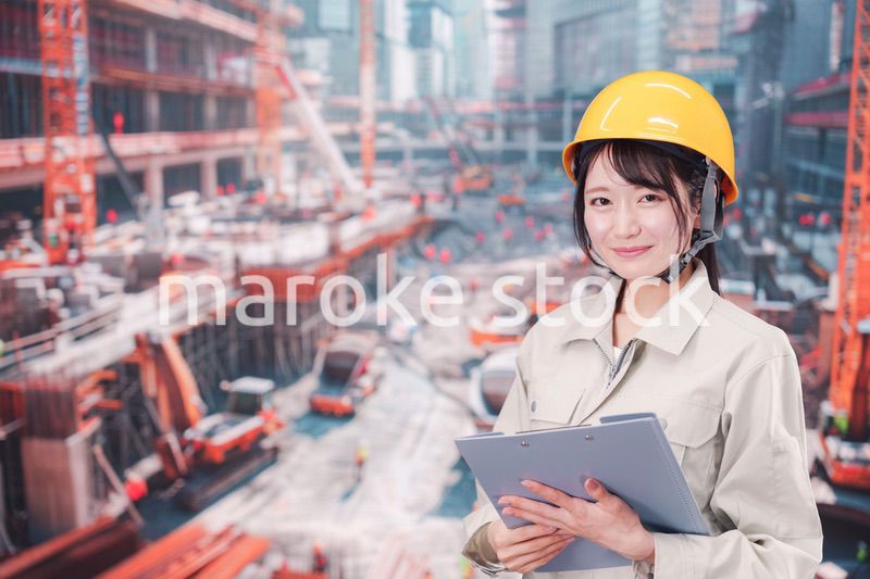 大規模な建設現場で働く若い女性