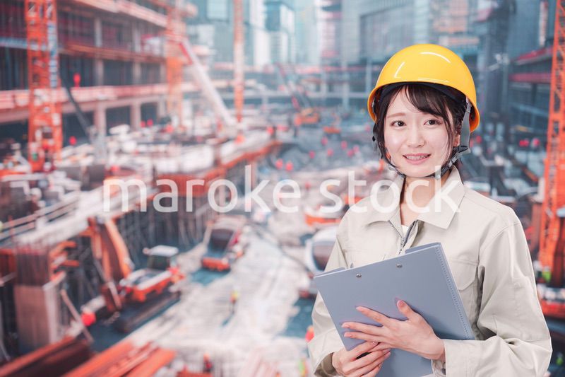大規模な建設現場で働く若い女性