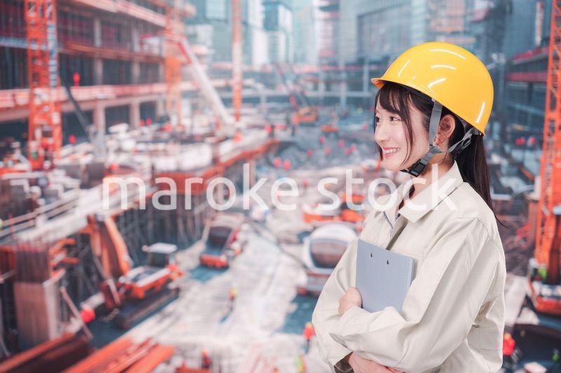 大規模な建設現場で働く若い女性