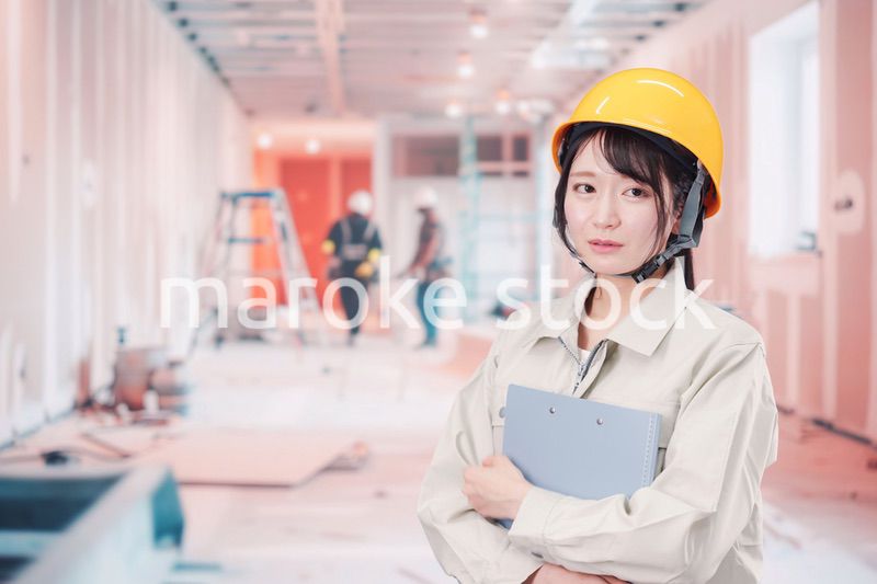 建設現場の施工管理をする女性