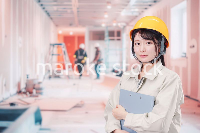 建設現場の施工管理をする女性
